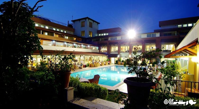 نمای شب هتل رز ریزورت